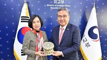 Tổng giám đốc TTXVN gặp Bộ trưởng Ngoại giao Hàn Quốc