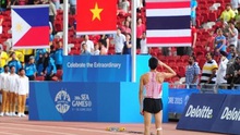 VĐV Việt Nam thực hiện màn chào cờ dù đang thi đấu khi nghe thấy Quốc ca vang lên, khiến khán giả rơi lệ