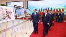 Thủ tướng Phạm Minh Chính và Thủ tướng Campuchia Samdech Hun Manet tham quan trưng bày ảnh của Thông tấn xã Việt Nam