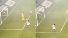 CĐV ngỡ ngàng trước bàn phản lưới nhà 'tệ nhất lịch sử' được ghi bởi một thủ môn