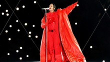 Rihanna gây choáng khi mang bụng bầu lên sân khấu Super Bowl