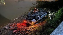 Không làm chủ tốc độ, ô tô lao xuống sông, ba người thương vong