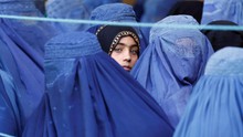 Tình cảnh phụ nữ Afghanistan: Phải tổ chức lớp học tại nhà, quy định trang phục hà khắc, công viên cũng không được 'bén mảng'