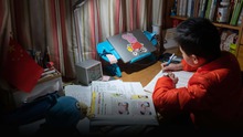 Trường tiểu học Trung Quốc yêu cầu học sinh không làm bài tập sau 9 giờ tối để có thể ngủ nhiều hơn