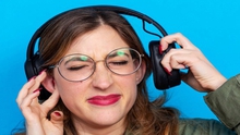 Đeo tai nghe nhiều có tác hại gì không ?