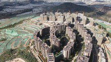 Sốt BĐS, một ngọn núi ở Trung Quốc bị "bê tông hóa" với hơn 1.000 biệt thự và căn hộ: Là công trình xây dựng trái phép, buộc phải dỡ bỏ vì phá hủy môi trường
