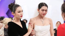 Thí sinh Hoa hậu Chuyển giới Việt Nam ném hoa của nhà tài trợ