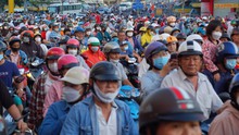 TPHCM: Hàng nghìn người xuống đường xem diễu hành mừng Tết Nguyên tiêu của người gốc Hoa 