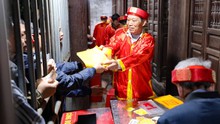 Hình ảnh người dân chen chúc xin ấn đền Trần Nam Định - Xuân Quý Mão 2023 