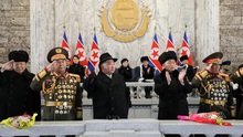 Nhà lãnh đạo Kim Jong-un dự lễ duyệt binh của quân đội Triều Tiên