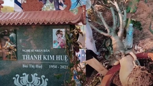 Phần mộ một nghệ sĩ nổi tiếng bị hư hỏng sau cảnh người dân chen lấn, giẫm đạp lúc đưa tang NSƯT Vũ Linh