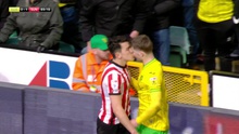Cầu thủ Anh bất ngờ hôn đối phương để khiêu khích, suýt lĩnh hậu quả