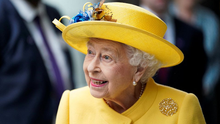 Chiêm ngưỡng bộ bát đĩa tráng miệng dát vàng được đem đi bán đấu giá của Nữ Hoàng Elizabeth II: Trị giá hơn 500.000 USD, mang dấu ấn lịch sử nhân loại có 1-0-2