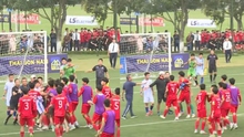Cầu thủ U17 Hà Tĩnh và Huế suýt ẩu đả sau màn đá luân lưu ‘căng như dây đàn’ ở giải quốc gia