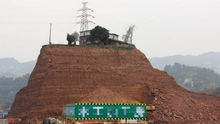 Ngôi nhà 150m2 ở Trung Quốc nằm ''chênh vênh'' ở độ cao 20m vì bị chủ đầu tư đào móng để thi công: Điện nước bị cắt vẫn không chịu nhúc nhích, chỉ rời đi khi được tòa án hòa giải