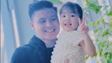 Cháu gái đem album ảnh của Quang Hải ra ngắm cho đỡ nhớ, thương "chú" bị chảy máu khi thi đấu