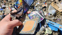 Hàng loạt thẻ bài trị giá hơn 2 tỷ bị ném vào bãi rác, game thủ vẫn cố chày cối, tới bới rác tìm bài