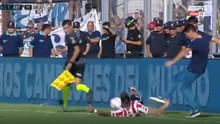 Bóng đá trên 'Quê hương' Messi: HLV hóa 'côn đồ', đá cầu thủ đối phương để nhận thẻ đỏ gây choáng
