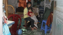 Người phụ nữ khuyết tật nuôi mẹ già, con thơ bằng thu nhập 50.000 đ/ngày