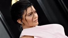 Kylie Jenner kiếm 1 tỷ USD từ đôi môi như thế nào?