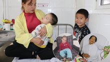 Bà mẹ 4 con một mình chăm sóc cả gia đình có 5 người bị bệnh nặng