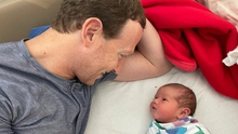 Ông chủ Facebook Mark Zuckerberg khoe ảnh con gái thứ 3 vừa chào đời, hút 2 triệu like chỉ vì một chi tiết này!