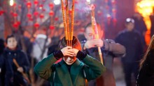 "Thắp ba nén hương, ước chục triệu": Giới trẻ Trung Quốc đua nhau lên chùa dâng hương, chăm chỉ hơn cả đi học