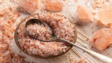 Muối hồng đắt đỏ có tốt cho sức khoẻ hơn muối trắng?