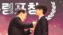 Giữa tranh cãi trốn thuế của dàn sao đình đám, Kim Soo Hyun và Song Ji Hyo được nhận bằng khen từ tổng thống