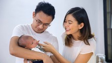 Gia đình nhỏ Mâu Thuỷ đi ăn hàng, nhìn vào đã biết mẹ bỉm có anh chồng quốc dân ai cũng ao ước