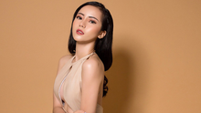 Cô gái bị bắt gặp đi du lịch cùng Ngô Kiến Huy: Nữ ca sĩ sở hữu body gợi cảm, nhiều lần bị soi mặc đồ đôi với "chàng Bắp" và còn rộ tin đã đính hôn