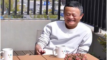 Tái xuất sau 1 năm ‘ở ẩn', tỷ phú Jack Ma gây chú ý với diện mạo giản dị và đôi giày vải: Càng giàu có, càng ít phô trương? 