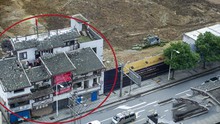 Ngôi nhà 80m2 siêu "cứng đầu" ở Trung Quốc: Gia chủ nghỉ việc, lắp hẳn 18 camera, nuôi 4 con chó để theo dõi, chỉ rời đi khi được bồi thường thỏa đáng