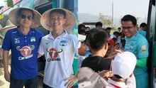 HLV Kiatisuk đốn tim fan bằng hình ảnh đội nón lá Việt Nam sau khi gây cơn sốt ‘vỡ sân’ khi du đấu