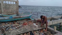 Kỳ lạ cuộc sống đảo hoang ngoài đời thực: 500 người dân sinh sống nhưng không có nước ngọt và lương thực, chỉ ăn cá để sống qua ngày