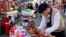 Chàng trai Gen Z livestream bán tạp hóa lề đường: Kiếm hơn 34 triệu đồng mỗi tháng, phá vỡ định kiến "còn trẻ mà đi bán hàng là lười biếng"