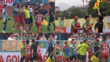 Biến căng: Trọng tài Việt Nam bị cầu thủ và BHL quây, đòi ‘xử’ trên sân sau khi từ chối bàn thắng