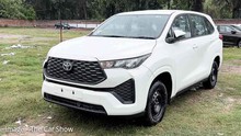 Toyota Innova 2023 taxi giá quy đổi 530 triệu: Giới hạn tốc độ 80 km/h, chạy dịch vụ nhưng không có điều hòa sau và màn hình giải trí