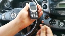 Thử cắm Nokia 3310 vào ô tô và cái kết khiến nhiều người ngỡ ngàng: Đúng là "huyền thoại", cái gì cũng có thể làm được!