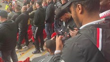 CĐV MU chiếm trọn 'spotlight' khi làm điều khó tin này ngay trên sân Wembley
