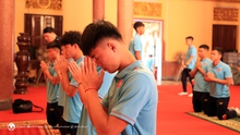 Bóng đá SEA Games ngày 28/4: U22 Việt Nam đi thăm chùa, U22 Thái Lan chê sân tập 