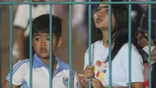 Xót xa cảnh CĐV nhí leo rào, cố xem U22 Campuchia vì không có vé vào sân