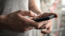 Cách cầm điện thoại của một người cũng có thể dự đoán được tương lai: Giàu hay nghèo nhìn lướt là biết ngay! 