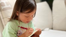 Lisa nhà Hà Hồ mới 2 tuổi đã tập viết, nhìn thái độ và dáng vẻ tập trung mà ai cũng bất ngờ