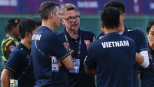 U22 Việt Nam thua cay đắng, HLV Troussier họp nóng với trợ lý ngay tại sân