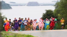 Những runner 'cosplay' siêu ngộ nghĩnh trên đường chạy ở Tam Chúc