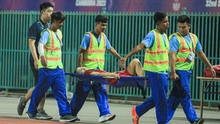 Cầu thủ nữ Việt Nam ôm mặt khóc vì chấn thương, được đưa đi cấp cứu ngay trong trận chung kết SEA Games 32 gặp Myanmar