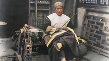 Loạt ảnh màu thời nhà Thanh: Nữ quý tộc lần đầu khoe “chân gót sen”, người đàn ông làm công việc của phụ nữ