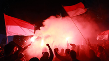 Fan Indonesia ném pháo sáng, 'đi bão' xuyên đêm sau khi đội nhà thắng cảm xúc Thái Lan vô địch SEA Games