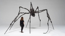 Tác phẩm điêu khắc của nữ nghệ sĩ Louise Bourgeois phá kỷ lục đấu giá